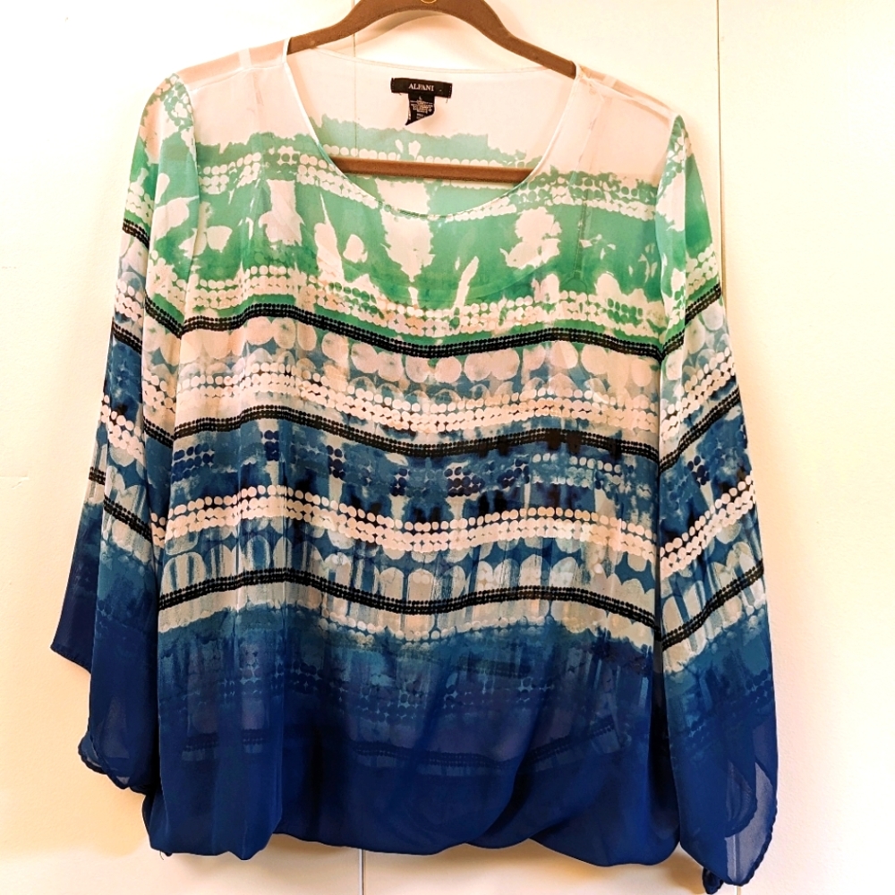 Alfani bubble hem top. Size Large